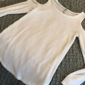 𝅺WHITE shoulder cut top